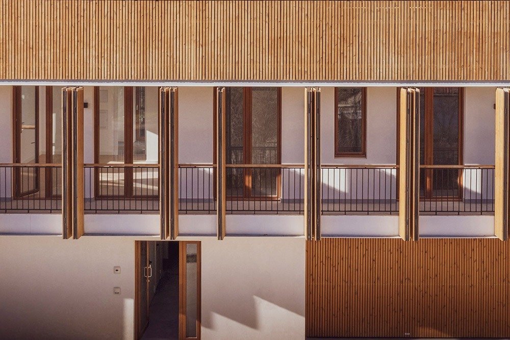 Fassade vom Wohngebäude mit Fenstereläde aus Holz